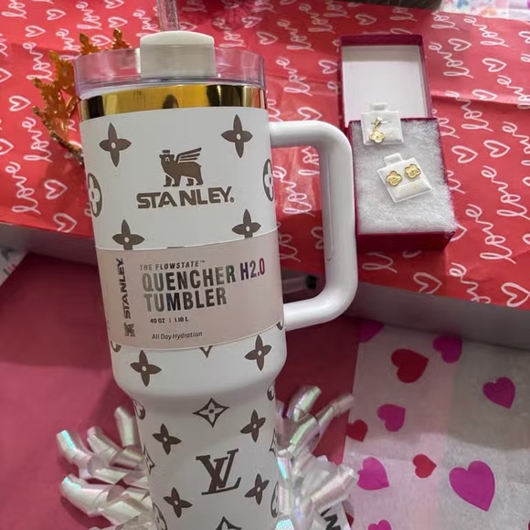 Stanley White and Black Quencher H2.0 Tumbler - Picture 8 of 9